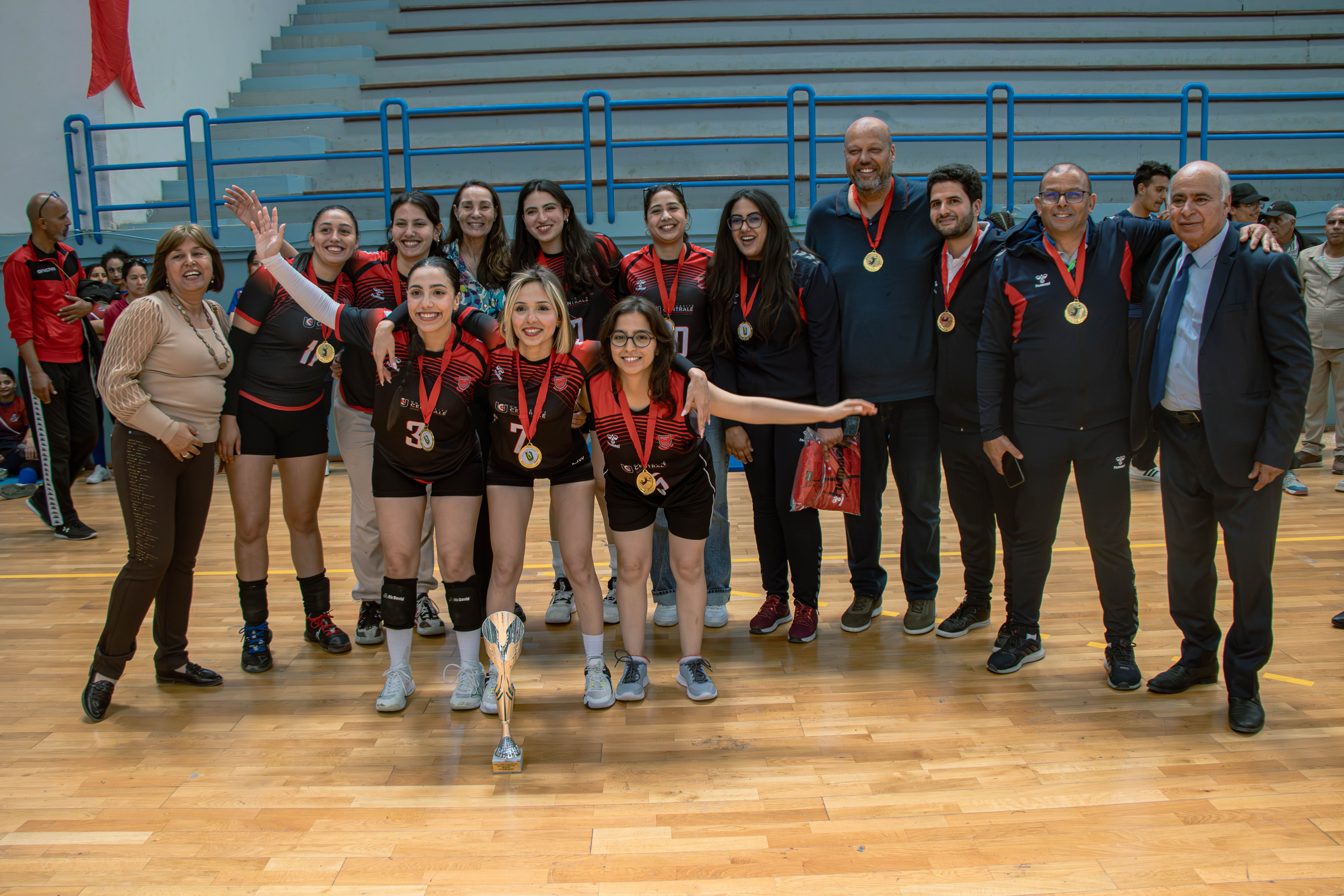L’équipe féminine de l’Université Centrale remporte la victoire en finale nationale de volleyball